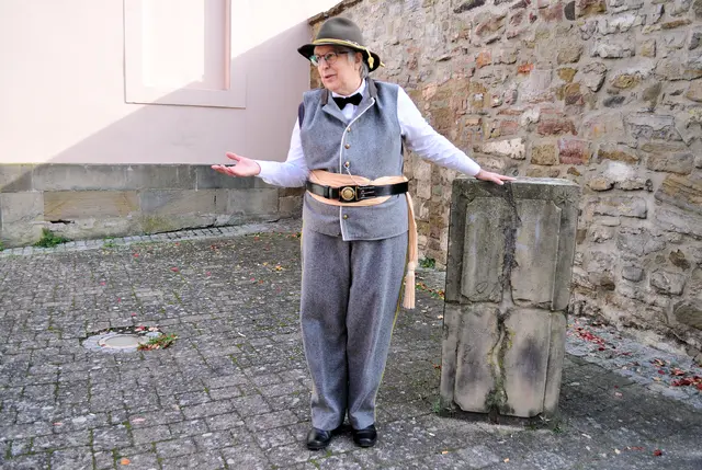 Der alte Grabstein von  Stadtschultheiß Johann Heinrich Rieber wurde wieder entdeckt und hier aufgestellt. Die Inschrift ist noch lesbar. | Foto: Daniela Somers