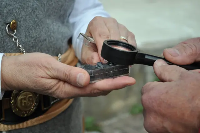 Auch wird dürfen uns Kugeln anschauen. Nicht original. Aber man sieht darauf, dass man die Schrammen durch den Gewehrlauf erkennen kann. | Foto: Daniela Somers