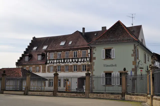 Der Kavaliersbau (links). Dort wohnte der Stadtschultheiß auf der rechten Seite des Gebäudes. Im linken oberen Teil wohnte der Arzt der ihm zu Hilfe eilte. Und der Mörder? Er stand wohl an der Ecke der heutigen Vinothek. | Foto: Daniela Somers