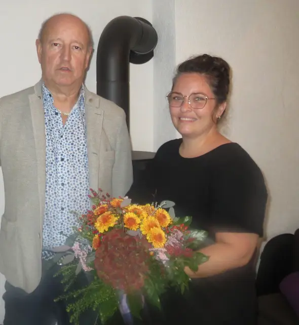 Volker Spörle überbrachte in seinem Amt als stellvertretender Kreisvorsitzender die Grüße des VdK und überreichte einen herbstlichen Blumenstrauß. | Foto: VdK