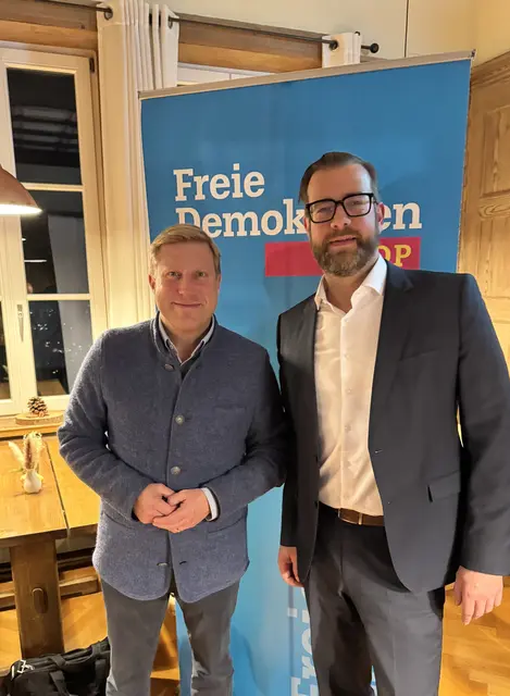 v.l.: Nico Weinmann übernimmt den Vorsitz des FDP-Stadtverbands von Karsten Knodel | Foto: Privat