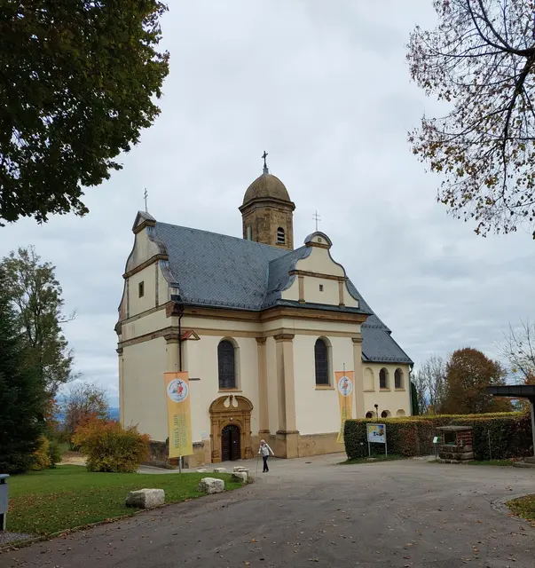 Über einen steilen Kreuzweg gelangt mal zur Wallfahrtskirche der "Schönen Maria" ganz oben auf dem Hohenrechberg. | Foto: Foto privat