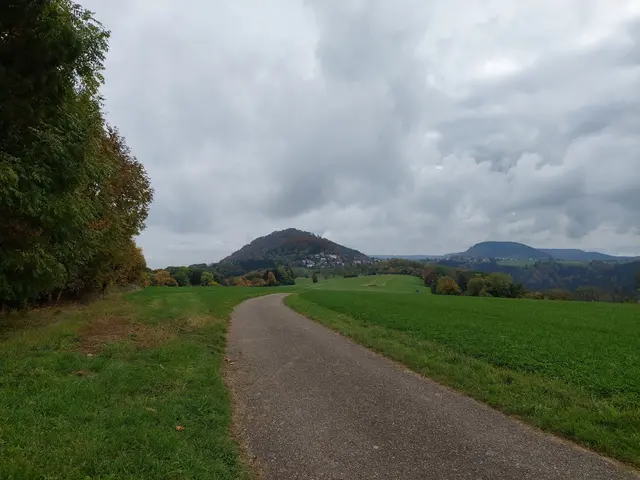 Links Rechberg und rechts der Stuifen, 2 der 3 Kaiserberge, die bezeugen, dass die Alb mal weit in Vorland reichte. | Foto: Foto privat