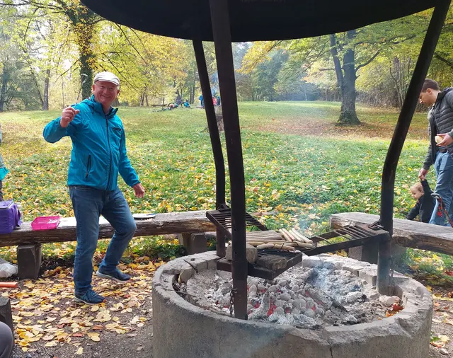 Und hier wirkt der Grillmeister Dieter und brät seine Würscht auf'm Grill. | Foto: Foto privat