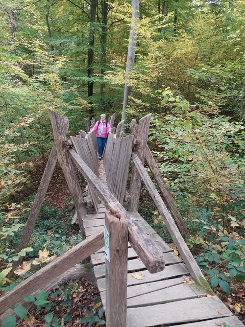 Das Lügenbrückle darf nur betreten, wer frei davon ist. Beate Eisele hat den Test bestanden. | Foto: Foto privat