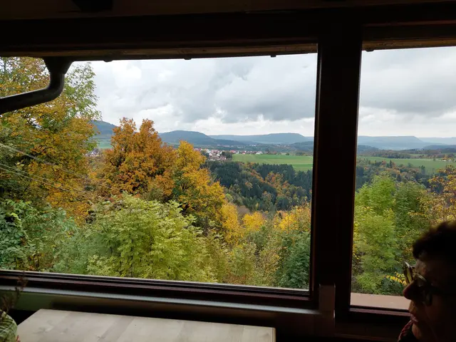 Vom Burgrestaurant bietet sich ein zauberhafter Weitblick auf das herbstliche Albvorland und den steil aufragenden Albtrauf. | Foto: Foto privat