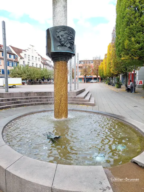 Täglich ging es am Schillerbrunnen auf dem Schillerplatz vorbei zum Busbahnhof und den Wanderungen. Schiller hat kurze Zeit in Lorch, einem Nachbarkreis von Göppingen verbracht. Der Schillerbrunnen verzeichnet seine Werke auf der Säule und zeigt Den Handschuh im Brunnen. | Foto: Foto privat