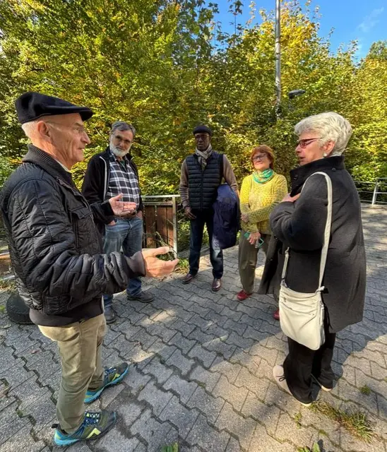 Mamadou (Bildmitte) vor dem naturfreundehaus in Neuhütten. | Foto: Johannes Müllerschön