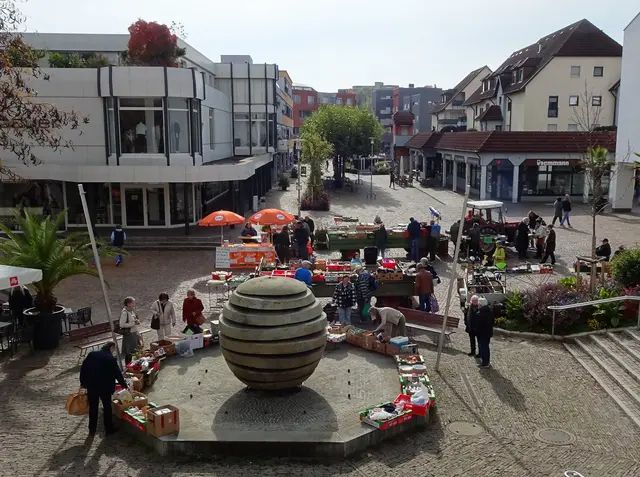 Bei sonnigem Wetter kamen viele Besucher zum Kirchplatz    | Foto: Klaus Ries-Müller