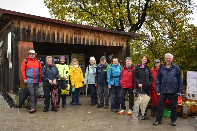 Gegen Mittag beruhigte sich das Wetter und die Wandergruppe stellte sich zum Gruppenfoto auf. | Foto: Michael Harmsen