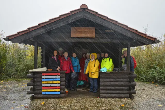 Glück gehabt, der Wind peitscht den Regen vor sich her. Nur der Fotograf steht im Freien und wird patschnaß.  :-)))) Schon nach wenigen Minuten mußten wir Unterschlupf suchen. | Foto: Michael Harmsen