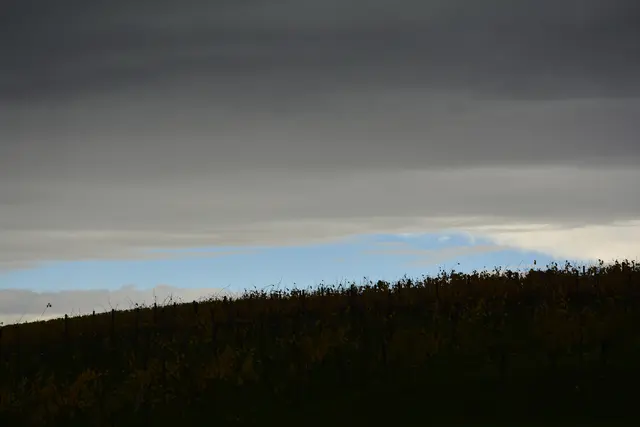 Nun zeigt sich tatsächlich ein blauer Streifen Himmel am Horizont. | Foto: Michael Harmsen
