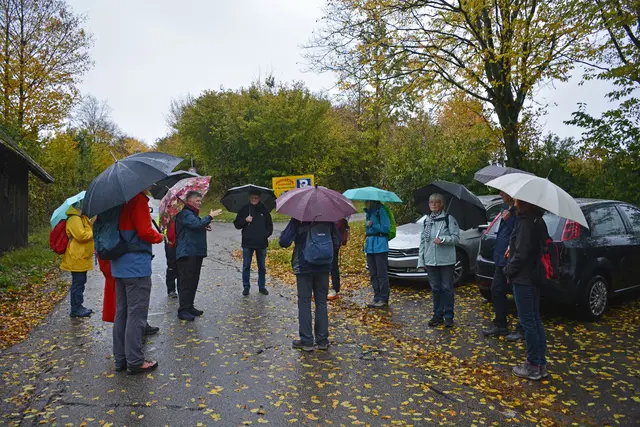 Schon zu Beginn wurden die Regenschirme gezückt. | Foto: Michael Harmsen
