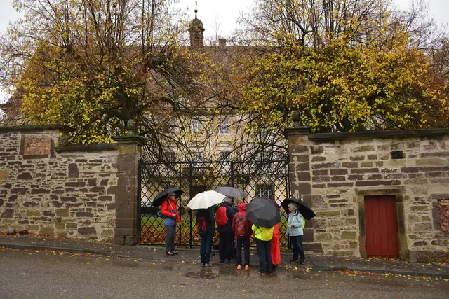 Wanderführerin Monika Breusch weiß wissenswertes über das Schloß zu berichten. | Foto: Michael Harmsen