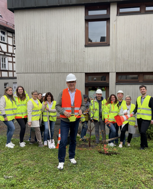 Mit Spaten, Helm und Gießkanne: Das Rathaus-Team Oberstenfeld bei der #BaumpflanzChallenge 2025! | Foto: Gemeinde Oberstenfeld 