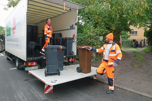 Die Auslieferung der neuen Abfallbehälter hat begonnen. | Foto: Ralf Seidel