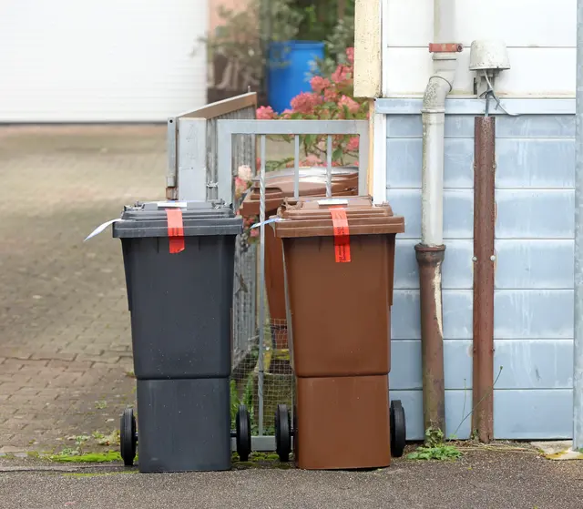 Da stehen sie: die neuen Abfallbehälter. Doch wohin damit, solange die alten auch noch da sind? Kreative Lösungen sind gefragt.   | Foto: Ralf Seidel