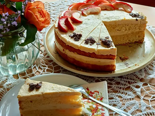 Garnitur mit Apfelspalten und mit Schokoraspeln.  | Foto: sigischlottke