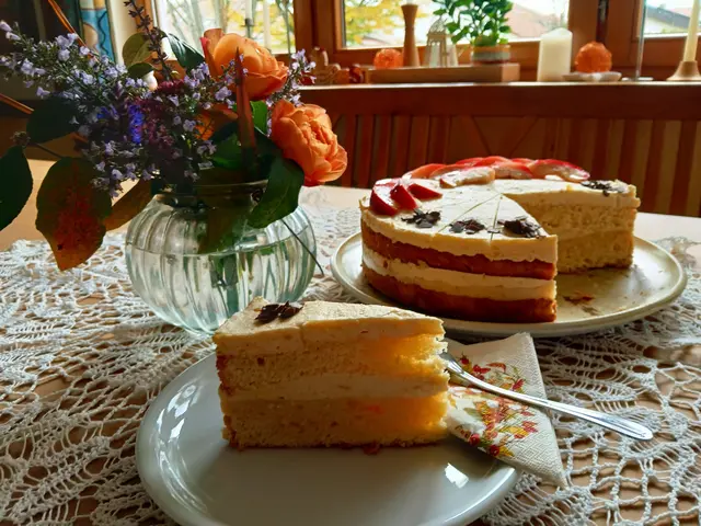 Die Apfelcremetorte ist fertig und wir haben schon etwas davon verspeist. Sehr lecker! | Foto: sigischlottke