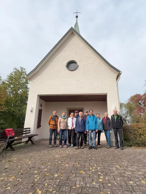 Wandergruppe bei der Kapelle Muthof | Foto: privat