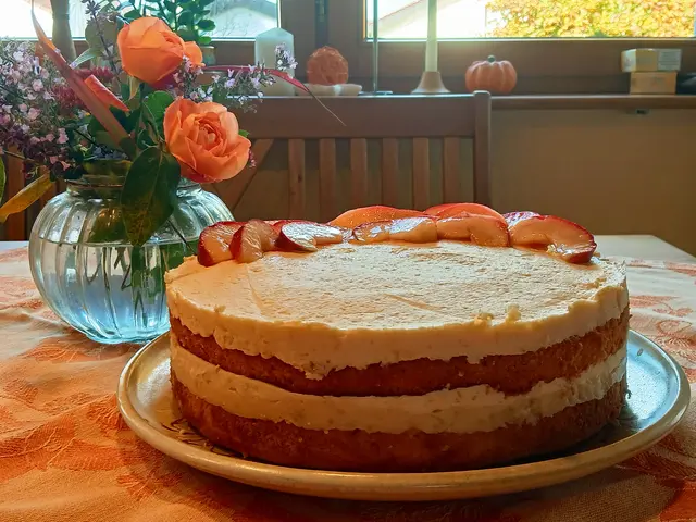 Die Apfelcremetorte harmoniert auch gut mit den Herbstfarben. | Foto: sigischlottke