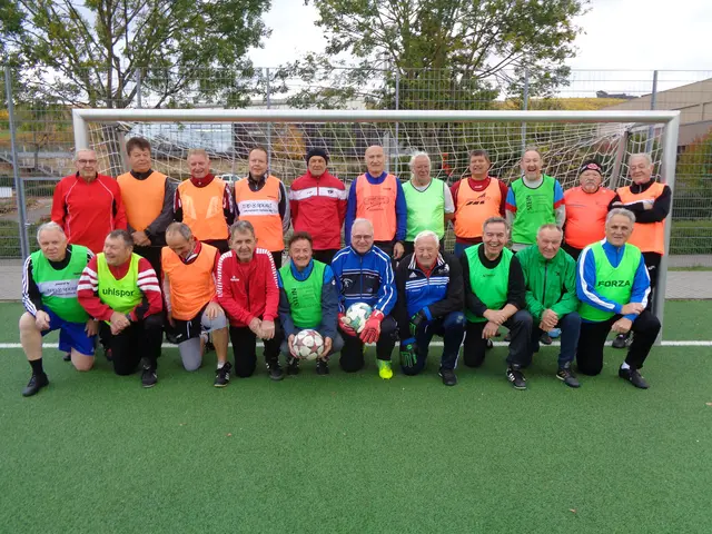 Trotz eisigem Wind und niedrigen Temperaturen morgens um 9.30 Uhr aktiv beim Fußball in Flein; Ü60/70 Seniorenfußballer  | Foto: Alfred Kulka