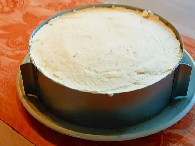 Der Tortenring umschließt die komplette Torte und muss nicht höher gesetzt werden.  | Foto: sigischlottke