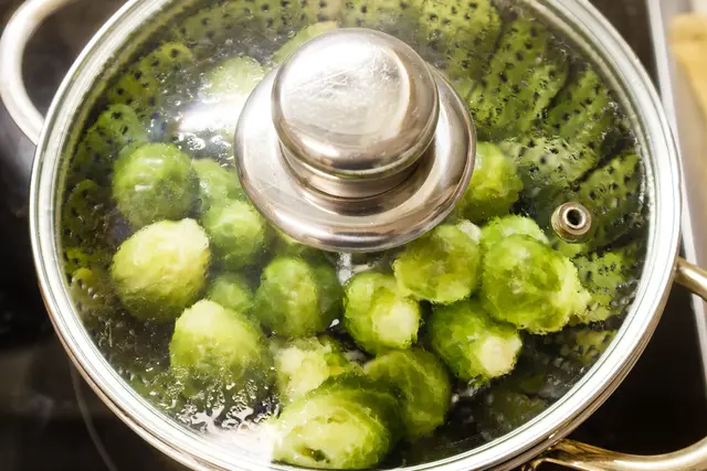 Rosenkohl im Dünsteinsatz dünsten, aber nicht ganz weich | Foto: WKY