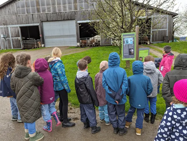 Als Arbeiterpartei engagiert sich die MLPD für das Bündnis von Arbeitern und Landwirten. Bilder: Besuch von ROTFÜCHSEN aus Mannheim und Heilbronn auf einem Bio-Bauernhof im April 2024. | Foto: MLPD