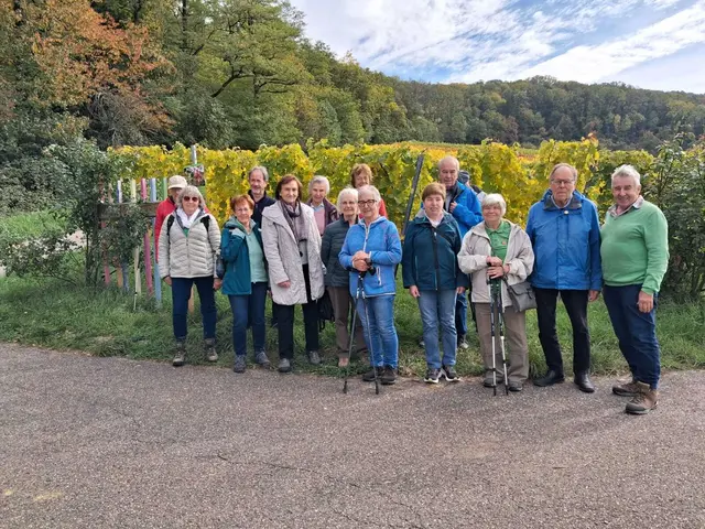 Die Wandergruppe vor den herbstlich gefärbten Weinbergen | Foto: Herbert Wied