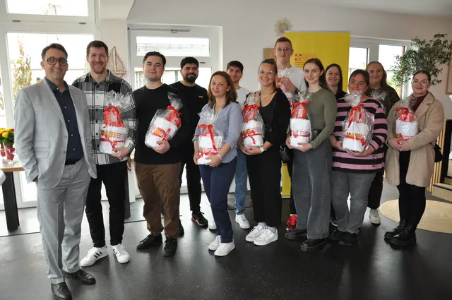 Steffen Kübler, Geschäftsführer des ASB Region Heilbronn-Franken mit den Absolvent:innen von Studium und Ausbildung am Tag der Ehrungsfeier. | Foto: ASB Region Heilbronn-Franken