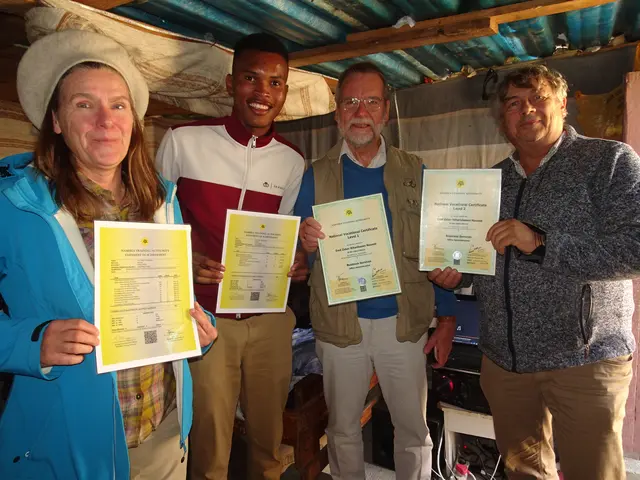 Emil zeigt uns seine Ausbildungszertifikate
 | Foto: Joachim Knoche