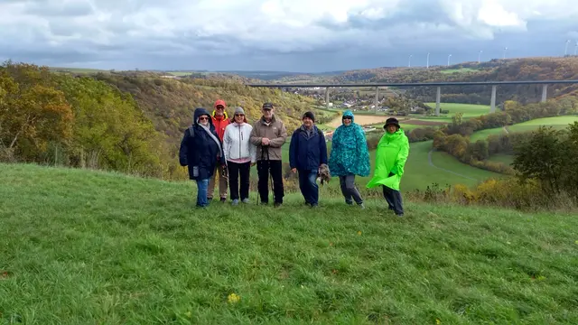Wandergruppe vor der Autobahnbrücke | Foto: Privat