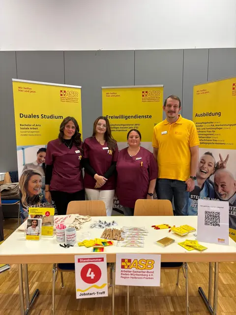 Fiona Briese, Theresa Mühling, Claudia Müller und Bastian Elser vom ASB Seniorenhaus am Pfaffenberg auf der Berufsorientierungsmesse Jobstart-Treff in Eppingen. | Foto: ASB Region Heilbronn-Franken