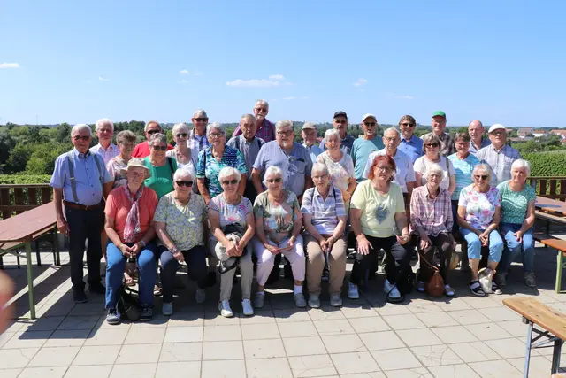 Die Gruppe bei Dr. Lindecke im Weinberg. | Foto: Rudi Ickert