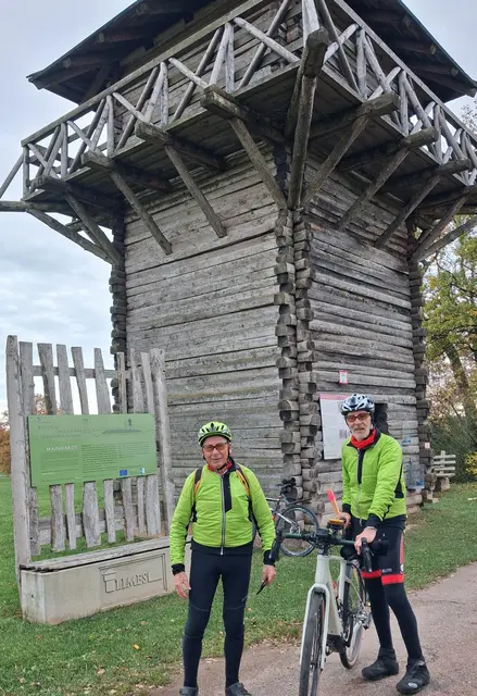 Zweier Radsport-Team vom SV Leingarten, vor dem römischen Limes Wachtturm, bei Mainhardt | Foto: Urheberbild von Willi Frasch
