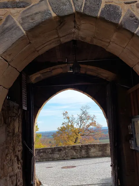 Das Burgtor sitzt in einer mächtigen Mauer. Früher konnte man nur mit Losungswort passieren. | Foto: Foto privat