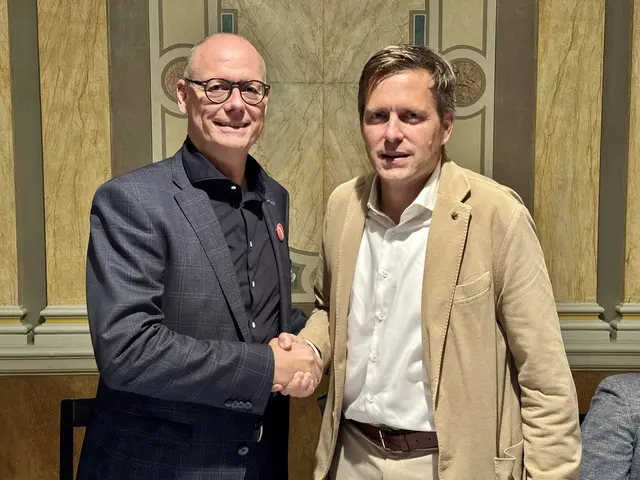 Steffen Schoch (links) und Jens Oppl bei der Übergabe des Präsidentenamtes in der Wein Villa. | Foto: Steffen Schoch/Steffen Muth