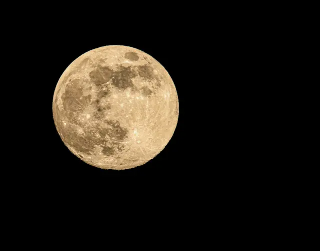 Ein Supermond aus dem Jahr 2020: Rudolf Mester hat ihn über dem Paradies in Obersulm-Eschenau eingefangen.  | Foto: Rudolf Mester
