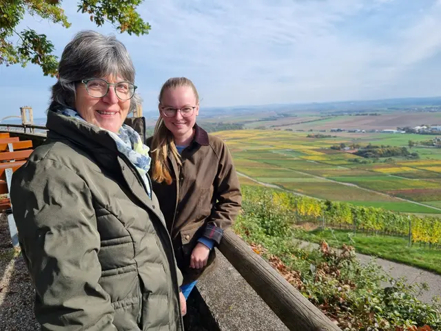 Laura Scheerle und Dorothee Knappenberger gehören zum Kandidatenteam der ChristusBewegung Lebendige Gemeinde, Pfr. Johannes Wegner war an diesem Nachmittag verhindert. Die beiden Frauen freuten sich über das angeregte Gespräch auf dem Hörnle im Zabergäu! | Foto: Jochen Baral