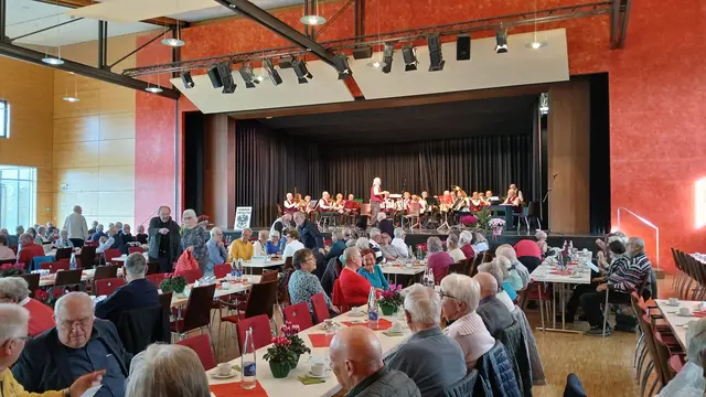 Gut besucht war der Senioren-Nachmittag der Gemeinde Flein in der Kulturhalle „Flina“. Das Seniorenorchester Heilbronn der Diakonie spielte zur Unterhaltung.

 | Foto: privat