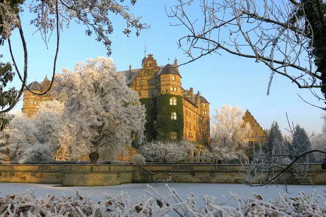 Zauberhaft und irgendwie märchenhaft steht Schloss Neuenstein im Winter da.  | Foto: Uschi Dugulin