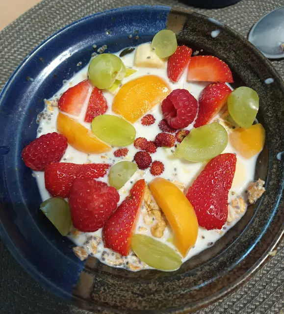 Peter Rügner berichtete von einem Workshop mit Kindern auf dem Sommercamp der ROTFÜCHSE. Sie lernten, wie man zum Frühstück ein gesundes Müsli mit Haferflocken, Nüssen, Obst und Milch zubereitet. Der übermäßige Verbrauch von Zucker, vor allem in Getränken, ist zu einer regelrechten Sucht geworden. In Deutschland gibt es 8 Millionen Diabetiker, darunter immer mehr Kinder. Das erfordert „Entziehungskuren“ und ein gutes Vorbild der Erwachsenen. | Foto: MLPD