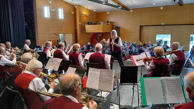 Dirigent Hans Spahn leitet engagiert und professionell das Seniorenorchester Heilbronn der Diakonie. Seine Titelauswahl kam beim Publikum gut an.
 | Foto: privat
