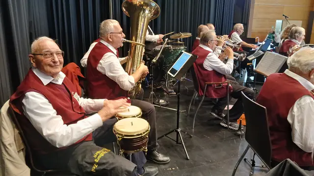 Mit seinen 94 Jahren ist Heinz Pawliczak an den Bongotrommeln das älteste Mitglied im Seniorenorchester Heilbronn.
 | Foto: privat