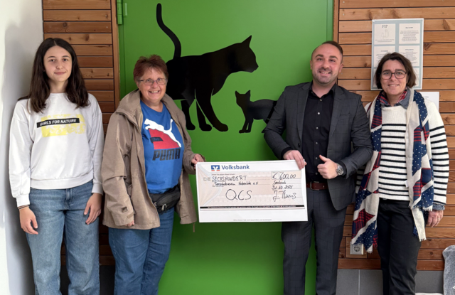 Große Freude bei der Scheckübergabe im Tierheim in Waldenburg. | Foto: Tierschutzverein Hohenlohe