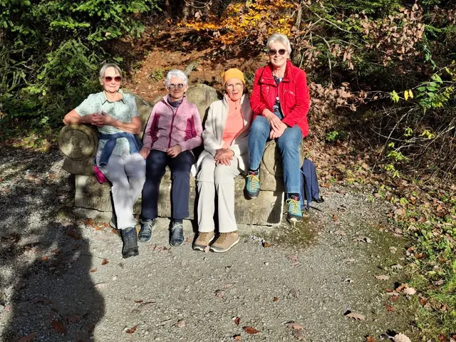 eine Steinbank als Sofa, etwas außergewöhnliches  | Foto: E. Rosendorf