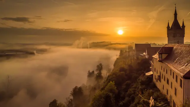 Wenn das nicht zauberhaft ist: der Sonnenaufgang über Bad Wimpfen.  | Foto: Tanja Blind