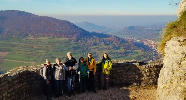 Eine faszinierende Aussicht und herrliches Farbenspiel genossen die Wanderer der Aktivgruppe Talheim von der Burgruine Reußenstein. | Foto: Isolde Reitz