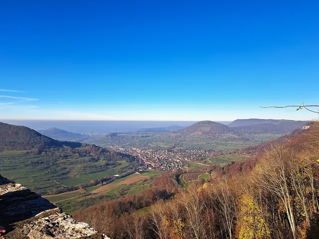 Herrliche Sicht von der Burg aus nach Neidlingen - im Hintergrund die Limburg. | Foto: Isolde Reitz